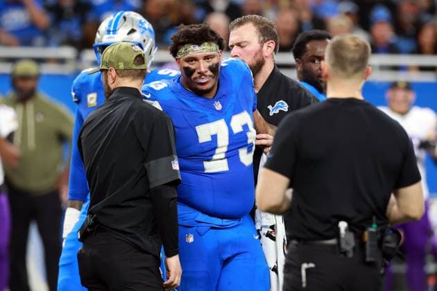 Chicago Bears vs Detroit Lions DETROIT,MICHIGAN-November2: Guard Christian Mahogany (73) of the Detroit Lions is assisted after being checked for injury during an NFL, American Football Herren, USA football game between the Minnesota Vikings and the Detroit Lions in Detroit, Michigan USA, on Sunday, November 2, 2025. Detroit Michigan United States  Copyright: xAmyxLemusx originalFilename:lemus-chicagob251102_nprCE.jpg