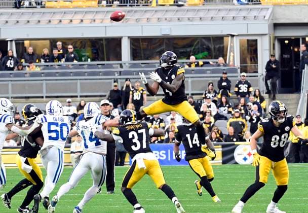 Pittsburgh Steelers wide receiver DK Metcalf (4) leaps into the air to catch the on sides kick late the fourth quarter of the Steelers 27-20 win against the Indianapolis Colts at Acrisure Stadium Sunday, November 2, 2025 in Pittsburgh.  PIT2025110223 ARCHIExCARPENTER