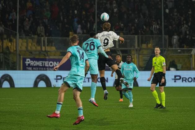 Header of Parma s Mateo Pellegrino during Parma Calcio vs Bologna FC, Italian soccer Serie A match in Parma, Italy, November 02 2025  Copyright: xLorenzoxCattani IPAxSportx xipa-agency.netx xx IPA_67422060 IPA_Agency_IPA67422060