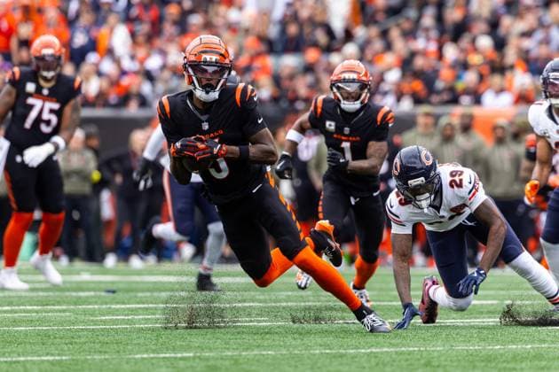 November 02, 2025: Cincinnati Bengals wide receiver Tee Higgins (5) runs with the ball after the catch during NFL, American Football Herren, USA game action against the Chicago Bears at Paycor Stadium in Cincinnati, Ohio. CSM Cincinnati United States of America - ZUMAc04_ 20251102_zma_c04_063 Copyright: xJohnxMersitsx
