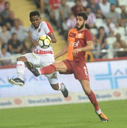 Antalyaspor vs Galatasaray - Turkish Super Lig ANTALYA, TURKEY - SEPTEMBER 10: Samuel Eto o (L) of Antalyaspor in action against Tolga Cigerci (R) of Galatasaray during the 4th week of the Turkish Super Lig match between Antalyaspor and Galatasaray at the Antalya Stadium in Antalya, Turkey on September 10, 2017. Antalya Turkey. Editorial use only. Please get in touch for any other usage.  Copyright: x2025xAnadoluxSüleymanxElcinx