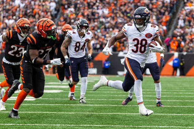 November 02, 2025: Chicago Bears running back Brittain Brown (38) runs with the ball for a touchdown during NFL, American Football Herren, USA game action against the Cincinnati Bengals at Paycor Stadium in Cincinnati, Ohio. CSM Cincinnati United States of America - ZUMAc04_ 20251102_zma_c04_078 Copyright: xJohnxMersitsx