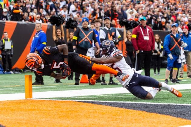 November 02, 2025: Cincinnati Bengals wide receiver Tee Higgins (5) scores touchdown as Chicago Bears safety C.J. Gardner-Johnson (35) defends during NFL, American Football Herren, USA game action at Paycor Stadium in Cincinnati, Ohio. CSM Cincinnati United States of America - ZUMAc04_ 20251102_zma_c04_086 Copyright: xJohnxMersitsx