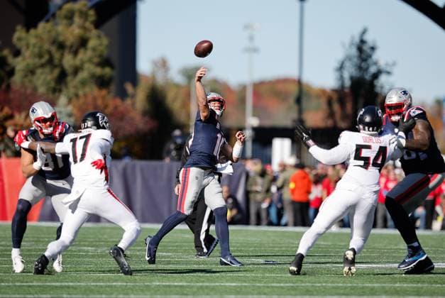 November 2, 2025; Foxborough, MA, USA; New England Patriots quarterback Drake Maye (10) throws a pass during the NFL, American Football Herren, USA game between Atlanta Falcons and New England Patriots at Gillette Stadium in Foxborough, MA. Foxborough United States - ZUMAc04_ 20251102_zma_c04_129 Copyright: xAnthonyxNesmithx