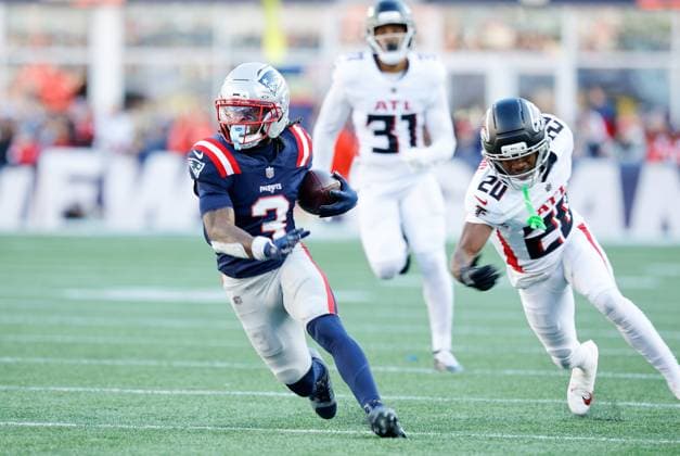 November 2, 2025; Foxborough, MA, USA; New England Patriots wide receiver Demario Douglas (3) runs after a catch during the NFL, American Football Herren, USA game between Atlanta Falcons and New England Patriots at Gillette Stadium in Foxborough, MA. Foxborough United States - ZUMAc04_ 20251102_zma_c04_137 Copyright: xAnthonyxNesmithx