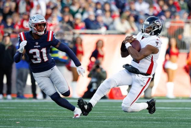 November 2, 2025; Foxborough, MA, USA; Atlanta Falcons quarterback Michael Penix Jr. (9) slides after during the NFL, American Football Herren, USA game between Atlanta Falcons and New England Patriots at Gillette Stadium in Foxborough, MA. Foxborough United States - ZUMAc04_ 20251102_zma_c04_143 Copyright: xAnthonyxNesmithx