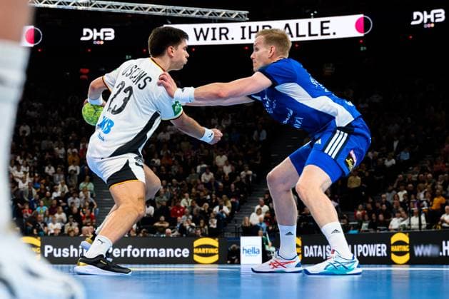 Muenchen Handball Laenderspiel Germany Iceland Renars Uscins Germany , Iceland Ellidi Snaer Vidarsson Iceland Muenchen SAP Garden Bayern Germany