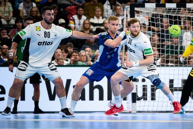 Muenchen Handball Laenderspiel Germany Iceland v li Jannik Kohlbacher Germany , Icelands Ellidi Snaer Vidarsson Iceland , Tom Kiesler Germany Muenchen SAP Garden Bayern Germany