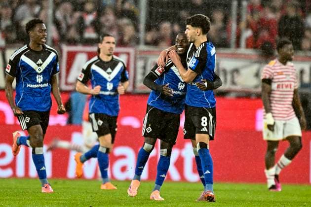 Jean Luc Dompe Hamburg 7 celebrates after scoring 2 1 with Daniel Elfadli Hamburg 8 02 11 2025 Soccer 1 FC Koeln vs Hamburger SV, Rheinenergiestadion, Koeln, DFB DFL REGULATIONS PROHIBIT ANY USE OF PHOTOGRAPHS AS IMAGE SEQUENCES AND OR QUASI VIDEO Copyright: xpepphotox xHorstxMauelshagenx pep00321, pep_20251102_hm_188889
