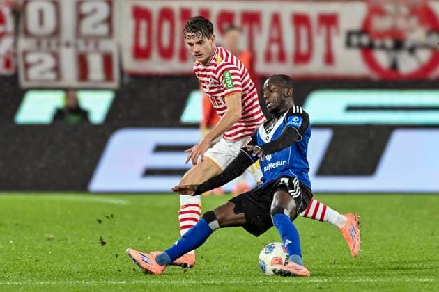 from left in duel Jakub Kaminski Koeln 16 Jean Luc Dompe Hamburg 7 02 11 2025 Soccer 1 FC Koeln vs Hamburger SV, Rheinenergiestadion, Koeln, DFB DFL REGULATIONS PROHIBIT ANY USE OF PHOTOGRAPHS AS IMAGE SEQUENCES AND OR QUASI VIDEO Copyright: xpepphotox xHorstxMauelshagenx pep00321, pep_20251102_hm_189064