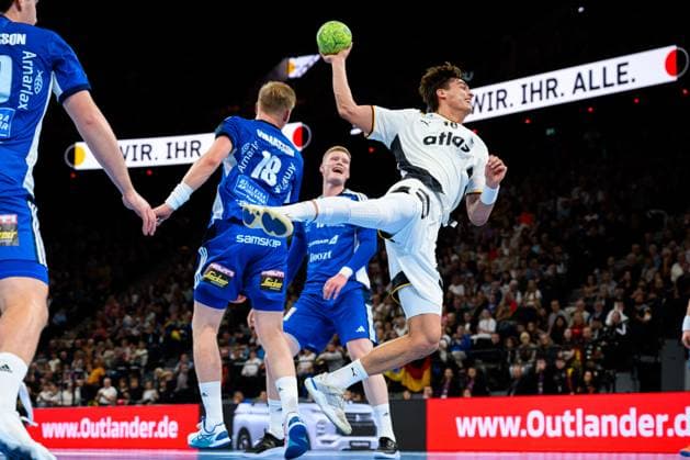 Muenchen Handball Laenderspiel Germany Iceland Iceland Ellidi Snaer Vidarsson Iceland , Julian Köster Koester Germany Muenchen SAP Garden Bayern Germany
