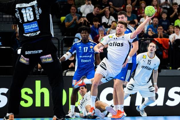 Muenchen Handball Laenderspiel Germany Iceland v left Iceland Goalkeeper Viktor Gisli Hallgirmsson Iceland , Lukas Zerbe Germany Muenchen SAP Garden Bayern Germany