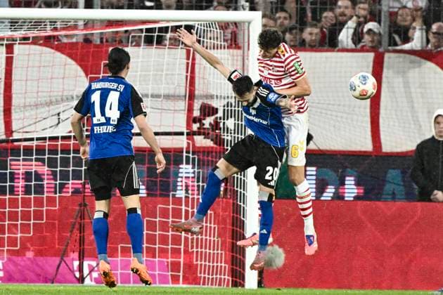 Penalty area scene Eric Martel Koeln 6 thwarts goal chance by Fabio Vieira Hamburg 20 02 11 2025 Soccer 1 FC Koeln vs Hamburger SV, Rheinenergiestadion, Koeln, DFB DFL REGULATIONS PROHIBIT ANY USE OF PHOTOGRAPHS AS IMAGE SEQUENCES AND OR QUASI VIDEO Copyright: xpepphotox xHorstxMauelshagenx pep00321, pep_20251102_hm_188804