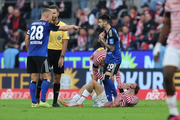 GER, 1 FBL, 1 FC Koeln vs Hamburger SV 02 11 2025, Rheinenergie Stadion, Koeln, GER, 1 FBL, 1 FC Koeln vs Hamburger SV, in picture Daniel Schlager referee referee, talking to Miro Muheim HSV 28 , who is waiting for Fabio Vieira HSV 20 , nordphotoxGmbHx xMeuter nph00351