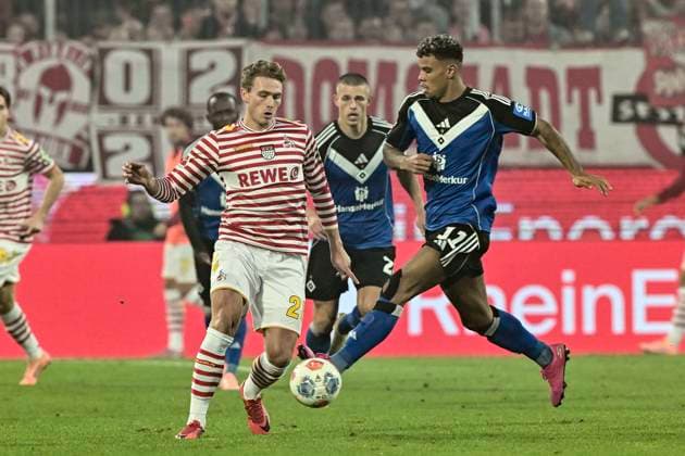 from left in duel Sebastian Sebulonsen Koeln 28 Ransford Königsdörffer Koenigsdoerffer Hamburg 11 02 11 2025 Soccer 1 FC Koeln vs Hamburger SV, Rheinenergiestadion, Koeln, DFB DFL REGULATIONS PROHIBIT ANY USE OF PHOTOGRAPHS AS IMAGE SEQUENCES AND OR QUASI VIDEO Copyright: xpepphotox xHorstxMauelshagenx pep00321, pep_20251102_hm_188524