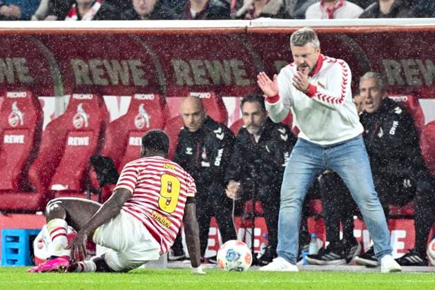 from left in the picture Ragnar Ache Koeln 9 Lukasz Kwasniok Koeln 02 11 2025 Soccer 1 FC Koeln vs Hamburger SV, Rheinenergiestadion, Koeln, DFB DFL REGULATIONS PROHIBIT ANY USE OF PHOTOGRAPHS AS IMAGE SEQUENCES AND OR QUASI VIDEO Copyright: xpepphotox xHorstxMauelshagenx pep00321, pep_20251102_hm_188759