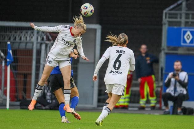 Hamburg, Germany 02 November 2025 1 BL Women 2025 2026 Hamburger SV vs Eintracht Frankfurt In the picture from left Nina Lührßen Luehrssen Frankfurt and Annaleen Böhler Boehler HSV in the header duel DFB regulations prohibit any use of photographs as image sequences and or quasi video Volksparkstadion Hamburg Copyright: xFotostandx xFantinix