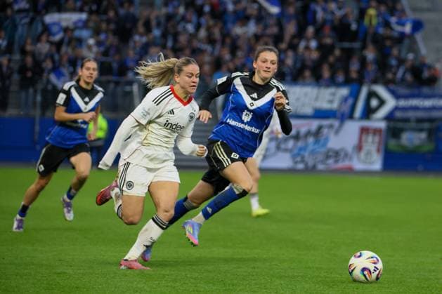 Hamburg, Germany 02 November 2025 1 BL Women 2025 2026 Hamburger SV vs Eintracht Frankfurt In the picture from left Nadine Riesen HSV and Lotta Wrede HSV DFB regulations prohibit any use of photographs as image sequences and or quasi video Volksparkstadion Hamburg Copyright: xFotostandx xFantinix