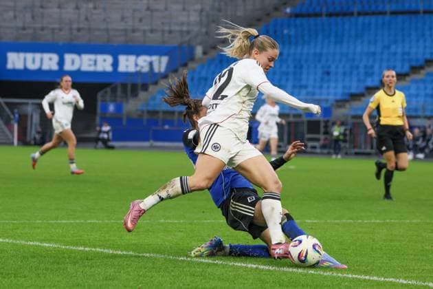 Hamburg, Germany 02 November 2025 1 BL Women 2025 2026 Hamburger SV vs Eintracht Frankfurt In the picture from left in duel Nadine Riesen Frankfurt and Lotta Wrede HSV DFB regulations prohibit any use of photographs as image sequences and or quasi video Volksparkstadion Hamburg Copyright: xFotostandx xFantinix