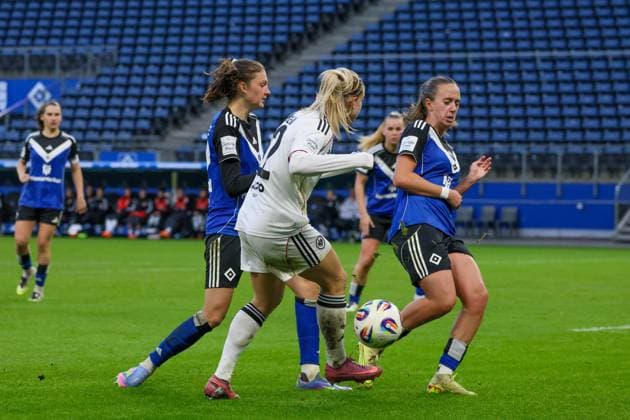 Hamburg, Germany 02 November 2025 1 BL Women 2025 2026 Hamburger SV vs Eintracht Frankfurt In the picture from left in duel Lotta Wrede HSV , Nadine Riesen Frankfurt and Victoria Schulz HSV DFB regulations prohibit any use of photographs as image sequences and or quasi video Volksparkstadion Hamburg Copyright: xFotostandx xFantinix