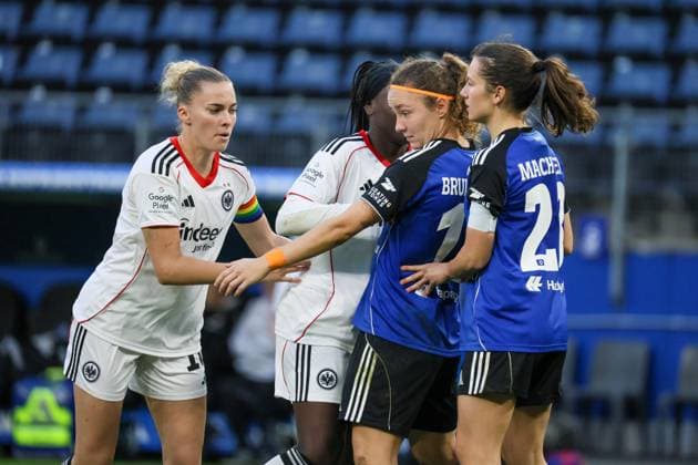 Hamburg, Germany 02 November 2025 1 BL Women 2025 2026 Hamburger SV vs Eintracht Frankfurt Pictured from left Laura Freigang Frankfurt , Nicole Anyomi Frankfurt , Melanie Brunnthaler HSV and Pauline Machtens HSV DFB regulations prohibit any use of photographs as image sequences and or quasi video Volksparkstadion Hamburg Copyright: xFotostandx xFantinix