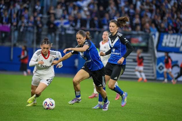 Hamburg, Germany 02 November 2025 1 BL Women 2025 2026 Hamburger SV vs Eintracht Frankfurt In the picture from left in duel Ereleta Memeti Frankfurt and Leni Eggert HSV DFB regulations prohibit any use of photographs as image sequences and or quasi video Volksparkstadion Hamburg Copyright: xFotostandx xFantinix