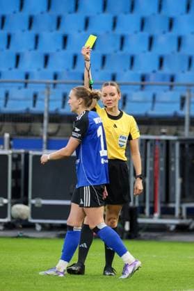 Hamburg, Germany 02 November 2025 1 BL Women 2025 2026 Hamburger SV vs Eintracht Frankfurt In the picture from left Annalena Wucher HSV sees the yellow card by referee Fabienne Michel Germany DFB regulations prohibit any use of photographs as image sequences and or quasi video Volksparkstadion Hamburg Copyright: xFotostandx xFantinix