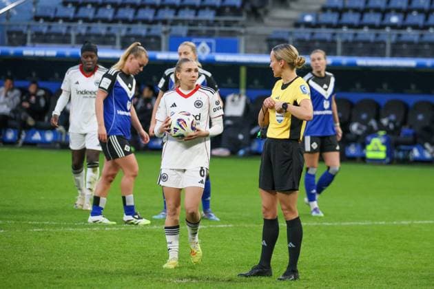 Hamburg, Germany 02 November 2025 1 BL Women 2025 2026 Hamburger SV vs Eintracht Frankfurt In the picture from left Elisa Senß Senss Frankfurt and referee Fabienne Michel Germany before the penalty kick for Frankfurt DFB regulations prohibit any use of photographs as image sequences and or quasi video Volksparkstadion Hamburg Copyright: xFotostandx xFantinix
