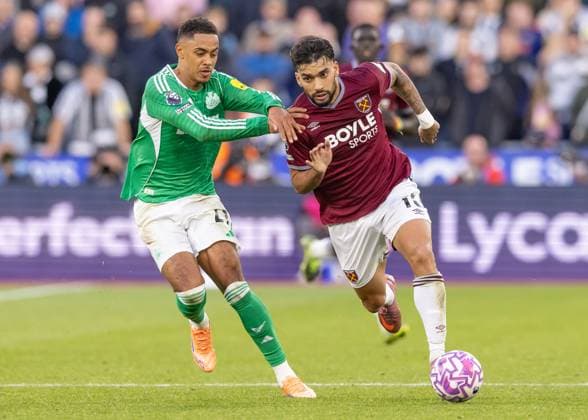 West Ham United v Newcastle United, Premier League, Football, The London Stadium, London, UK - 02 Nov 2025 Jacob Ramsey of Newcastle United pressures Lucas Paqueta of West Ham United London The London Stadium Stratford GBR, UK NEWSPAPERS OUT Copyright: xEllixBirchx