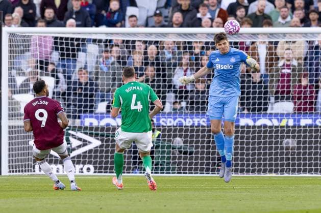 West Ham United v Newcastle United, Premier League, Football, The London Stadium, London, UK - 02 Nov 2025 Goalkeeper Nick Pope of Newcastle United London The London Stadium Stratford GBR, UK NEWSPAPERS OUT Copyright: xEllixBirchx