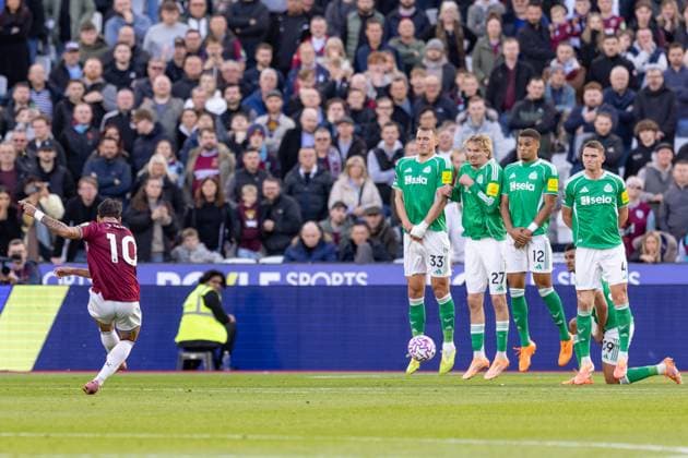 West Ham United v Newcastle United, Premier League, Football, The London Stadium, London, UK - 02 Nov 2025 Lucas Paqueta of West Ham United takes a free kick as the Newcastle United wall jumps in the air. London The London Stadium Stratford GBR, UK NEWSPAPERS OUT Copyright: xEllixBirchx