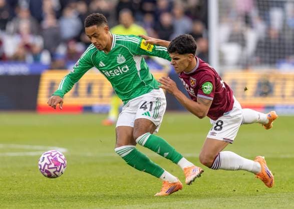 West Ham United v Newcastle United, Premier League, Football, The London Stadium, London, UK - 02 Nov 2025 Jacob Ramsey of Newcastle United tangles with Mateus Fernandes of West Ham United battle for possession London The London Stadium Stratford GBR, UK NEWSPAPERS OUT Copyright: xEllixBirchx