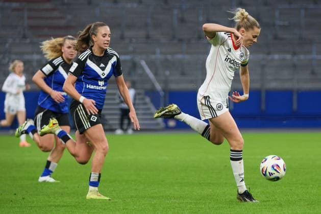 Hamburg, Germany 02 November 2025 1 BL Women 2025 2026 Hamburger SV vs Eintracht Frankfurt Pictured from left Victoria Schulz HSV and Laura Freigang Frankfurt in a running duel DFB regulations prohibit any use of photographs as image sequences and or quasi video Volksparkstadion Hamburg Copyright: xFotostandx xFantinix