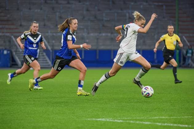 Hamburg, Germany 02 November 2025 1 BL Women 2025 2026 Hamburger SV vs Eintracht Frankfurt Pictured from left Victoria Schulz HSV and Laura Freigang Frankfurt in a running duel DFB regulations prohibit any use of photographs as image sequences and or quasi video Volksparkstadion Hamburg Copyright: xFotostandx xFantinix