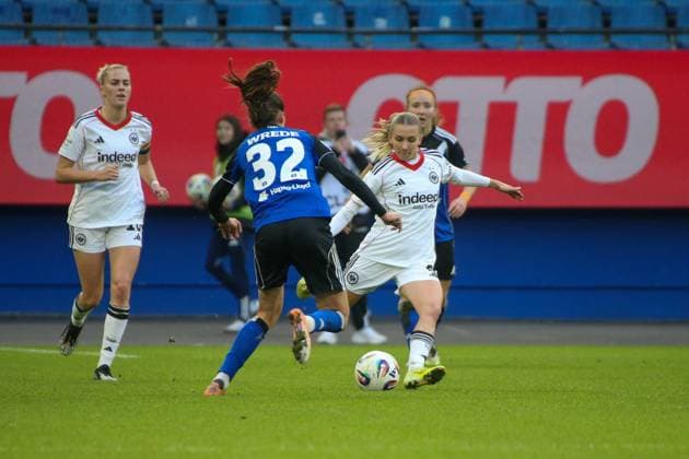 02 11 2025, xgrfx, Soccer Google Pixel Women Bundesliga, Hamburger SV Eintracht Frankfurt v l Lotta Wrede Hamburger SV , Elisa Senß Eintracht Frankfurt DFL DFB REGULATIONS PROHIBIT ANY USE OF PHOTOGRAPHS as IMAGE SEQUENCES and or QUASI VIDEO Hamburg
