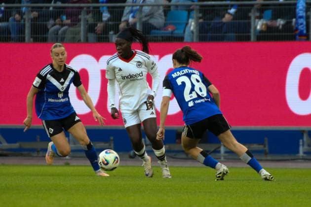 02 11 2025, xgrfx, Soccer Google Pixel Women Bundesliga, Hamburger SV Eintracht Frankfurt v l Nicole Anyomi Eintracht Frankfurt , Pauline Machtens Hamburger SV DFL DFB REGULATIONS PROHIBIT ANY USE OF PHOTOGRAPHS as IMAGE SEQUENCES and or QUASI VIDEO Hamburg