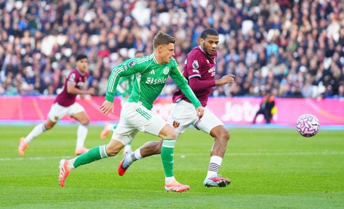 Harvey Barnes of Newcastle United and Jean-Clair Todibo of West Ham United West Ham United v Newcastle United, Premier League, Football, London Stadium, London, UK - 02 Nov 2025London London Stadium United Kingdom EDITORIAL USE ONLY No use with unauthorised audio, video, data, fixture lists, club league logos or live services. Online in-match use limited to 120 images, no video emulation. No use in betting, games or single club league player publications. Copyright: xJavierxGarcia Shutterstockx 15641474ck