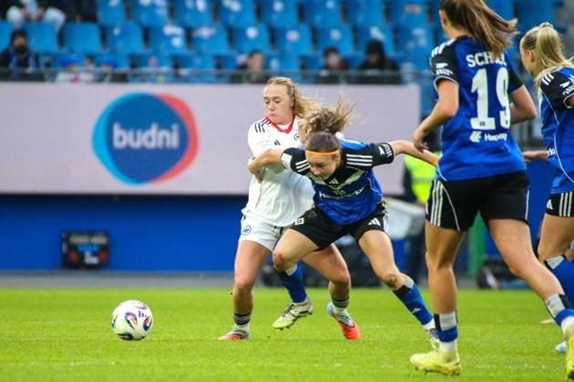 02 11 2025, xgrfx, Soccer Google Pixel Women Bundesliga, Hamburger SV Eintracht Frankfurt v l Lisanne Gräwe Eintracht Frankfurt , Melanie Brunnthaler Hamburger SV DFL DFB REGULATIONS PROHIBIT ANY USE OF PHOTOGRAPHS as IMAGE SEQUENCES and or QUASI VIDEO Hamburg