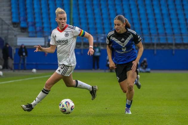 02 11 2025, xgrfx, Soccer Google Pixel Women Bundesliga, Hamburger SV Eintracht Frankfurt v l Laura Freigang Eintracht Frankfurt , Lotta Wrede Hamburger SV DFL DFB REGULATIONS PROHIBIT ANY USE OF PHOTOGRAPHS as IMAGE SEQUENCES and or QUASI VIDEO Hamburg