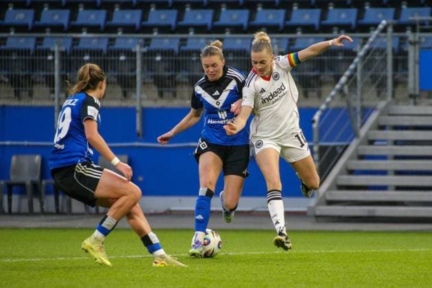 02 11 2025, xgrfx, Soccer Google Pixel Women Bundesliga, Hamburger SV Eintracht Frankfurt v l Annalena Wucher Hamburger SV , Laura Freigang Eintracht Frankfurt DFL DFB REGULATIONS PROHIBIT ANY USE OF PHOTOGRAPHS as IMAGE SEQUENCES and or QUASI VIDEO Hamburg