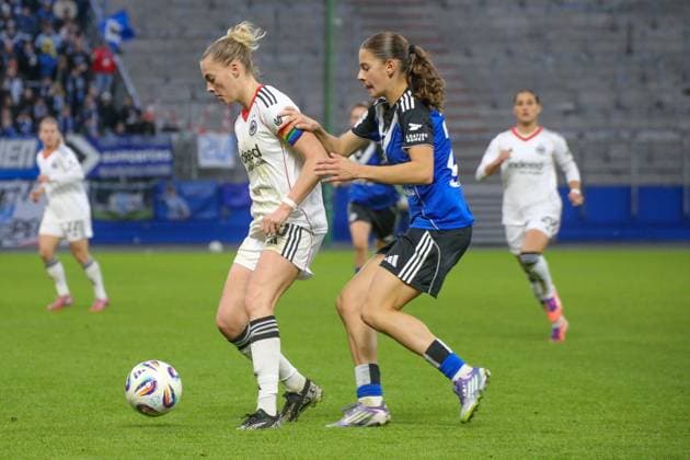 02 11 2025, xgrfx, Soccer Google Pixel Women Bundesliga, Hamburger SV Eintracht Frankfurt v l Laura Freigang Eintracht Frankfurt , Leni Eggert Hamburger SV DFL DFB REGULATIONS PROHIBIT ANY USE OF PHOTOGRAPHS as IMAGE SEQUENCES and or QUASI VIDEO Hamburg