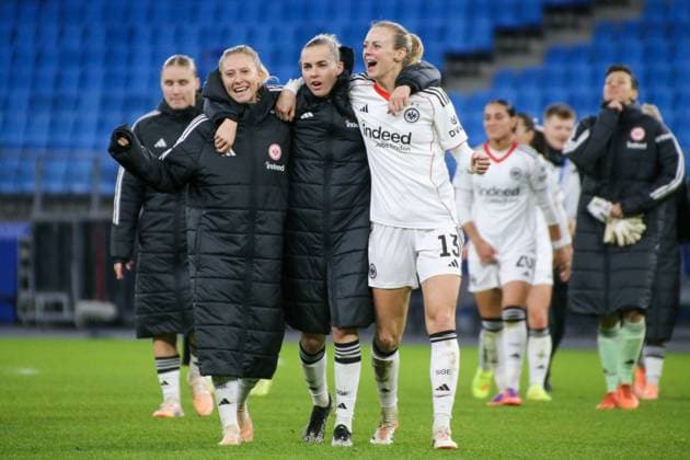 02 11 2025, xgrfx, Soccer Google Pixel Women Bundesliga, Hamburger SV Eintracht Frankfurt v l Rebecka Blomqvist, Laura Freigang, Amanda Ilestedt Eintracht Frankfurt DFL DFB REGULATIONS PROHIBIT ANY USE OF PHOTOGRAPHS as IMAGE SEQUENCES and or QUASI VIDEO Hamburg