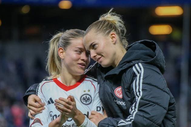 02 11 2025, xgrfx, Soccer Google Pixel Women Bundesliga, Hamburger SV Eintracht Frankfurt v l Nadine Riesen, Laura Freigang Eintracht Frankfurt DFL DFB REGULATIONS PROHIBIT ANY USE OF PHOTOGRAPHS as IMAGE SEQUENCES and or QUASI VIDEO Hamburg