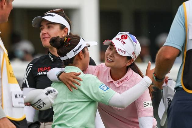 KUALA LUMPUR, - NOVEMBER 02: Hye-Jin Choi of Korea and Miyu Yamashita of Japan embrace after holing out the playoff on the 18th green following the final round of the 2025 LPGA, Golf Damen Maybank Championship on November 2, 2025 at Kuala Lumpur Golf and Country Club in Kuala Lumpur, Malaysia. (Photo by Hazrin Yeob Men Shah Icon Sportswire) GOLF: NOV 02 LPGA Maybank Championship EDITORIAL USE ONLY Icon3782511027740