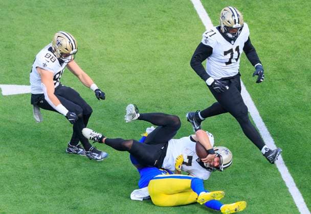 November 2, 2025, Inglewood, California, USA: 7 Taysom Hill, TE of the New Orleans Saints is tackled during their regular season NFL, American Football Herren, USA game against the Los Angeles Rams on Sunday November 2, 2025 at SoFi Stadium in Inglewood, California. JAVIER ROJAS PI Inglewood USA - ZUMAp124 20251102_zaa_p124_013 Copyright: xJavierxRojasx