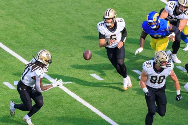 November 2, 2025, Inglewood, California, USA: 6 Tyler Shough, QB of the New Orleans Saints tosses the ball to 41 Alvin Kamara, RB during their regular season NFL, American Football Herren, USA game against the Los Angeles Rams on Sunday November 2, 2025 at SoFi Stadium in Inglewood, California. JAVIER ROJAS PI Inglewood USA - ZUMAp124 20251102_zaa_p124_016 Copyright: xJavierxRojasx