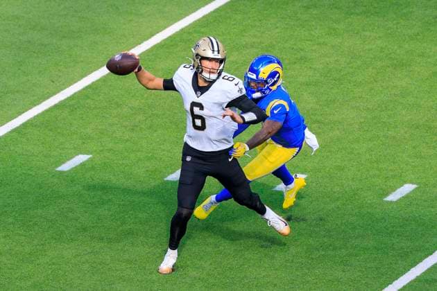 November 2, 2025, Inglewood, California, USA: 7 Taysom Hill, TE of the New Orleans Saints tries to make a pass during their regular season NFL, American Football Herren, USA game against the Los Angeles Rams on Sunday November 2, 2025 at SoFi Stadium in Inglewood, California. JAVIER ROJAS PI Inglewood USA - ZUMAp124 20251102_zaa_p124_021 Copyright: xJavierxRojasx
