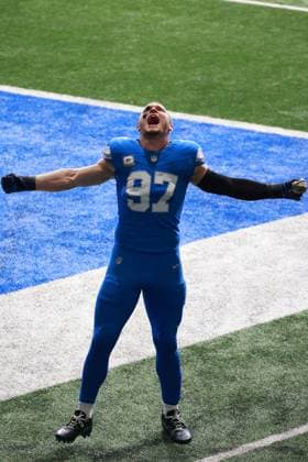 Minnesota Vikings vs Detroit Lions DETROIT,MICHIGAN-NOVEMBER 2: Detroit Lions defensive end Aidan Hutchinson 97 enters the field prior to an NFL, American Football Herren, USA football game between the Minnesota Vikings and the Detroit Lions in Detroit, Michigan USA, on Sunday, November 2, 2025 Detroit Michigan United States  Copyright: xJorgexLemusx originalFilename:lemus-minnesot251102_npDwH.jpg