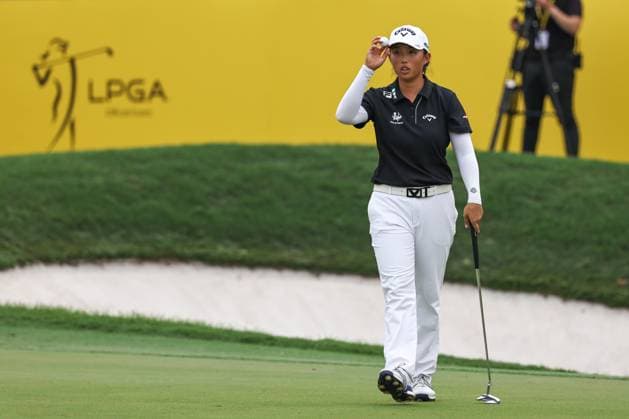 KUALA LUMPUR, - NOVEMBER 02: Ruoning Yin of China acknowledge the fans on the 18th green during the final round of the 2025 LPGA, Golf Damen Maybank Championship on November 2, 2025 at Kuala Lumpur Golf and Country Club in Kuala Lumpur, Malaysia. (Photo by Hazrin Yeob Men Shah Icon Sportswire) GOLF: NOV 02 LPGA Maybank Championship EDITORIAL USE ONLY Icon3782511024654