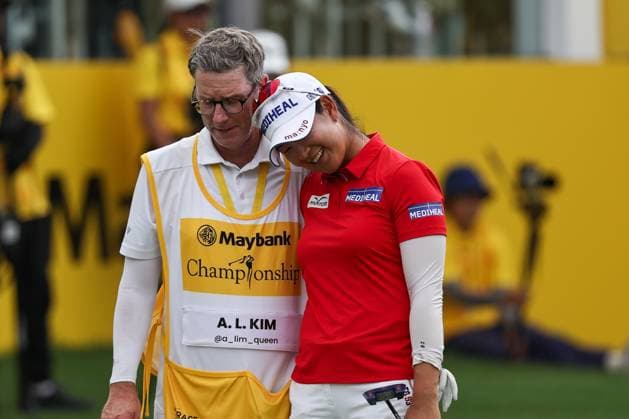 KUALA LUMPUR, - NOVEMBER 02: A Lim Kim of Korea embrace with her caddie Dylan Vallequette after holing out on the 18th green during the final round of the 2025 LPGA, Golf Damen Maybank Championship on November 2, 2025 at Kuala Lumpur Golf and Country Club in Kuala Lumpur, Malaysia. (Photo by Hazrin Yeob Men Shah Icon Sportswire) GOLF: NOV 02 LPGA Maybank Championship EDITORIAL USE ONLY Icon3782511025664
